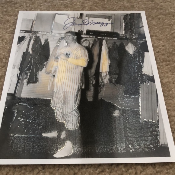 Joe DiMaggio Autographed 8x10 Photo with Certificate of Authenticity - Picture 5 of 9